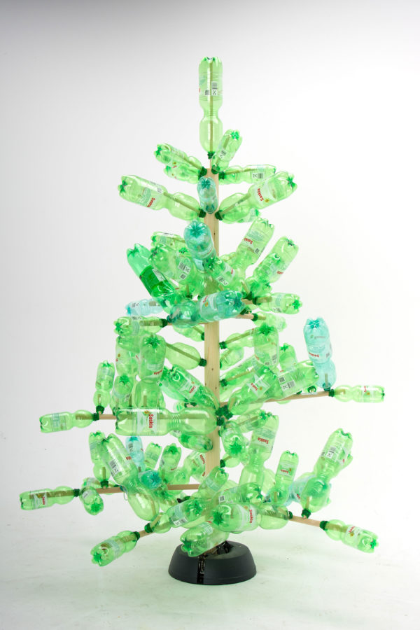 Weihnachtsbaum aus grünen Pfand-PET-Flaschen