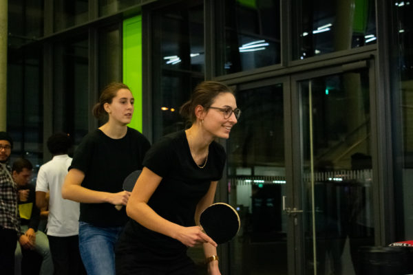 Studenten spielen Tischtennis