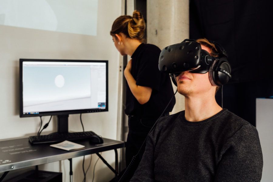 Besucher sieht sich ein VR Projekt an