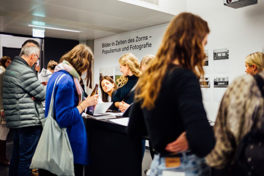 Besucher betrachten Fotografische Projekte