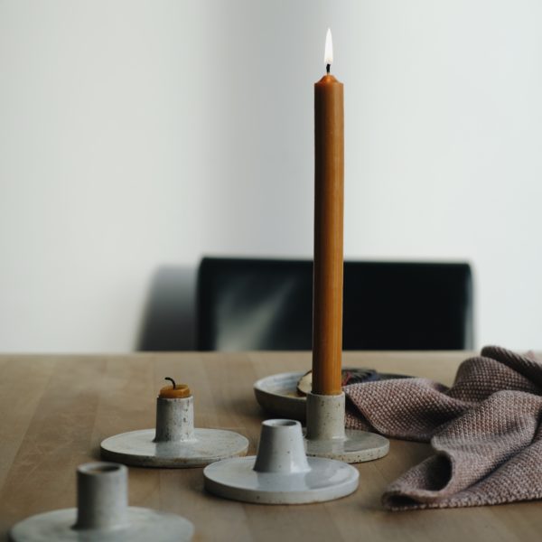 Kerze in handgemachtem Kerzenständer aus Ton.