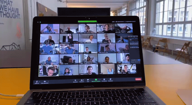 Videokonferenzsoftware auf einem Laptop mit vielen Teilnehmenden