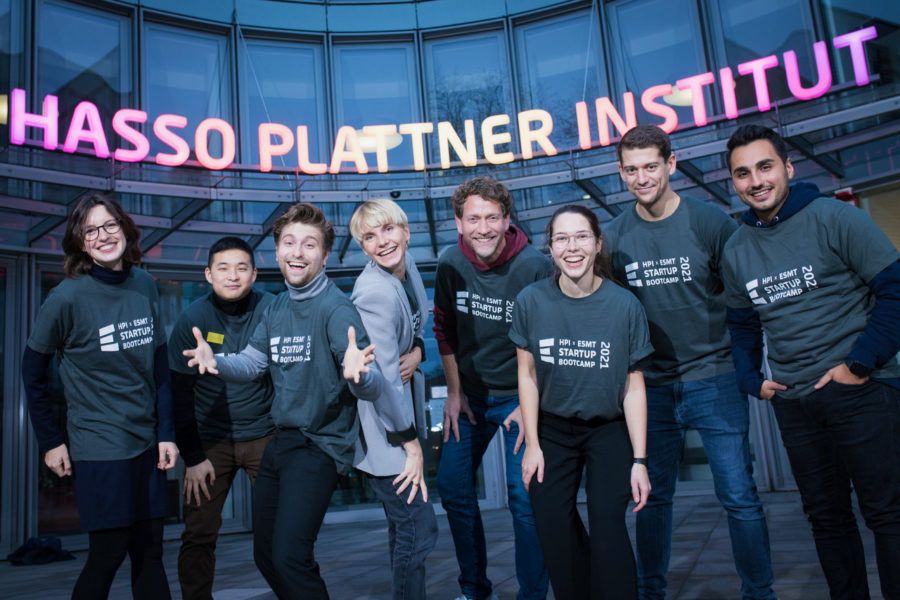 Gruppenfoto vor dem Hasso Plattner Institut