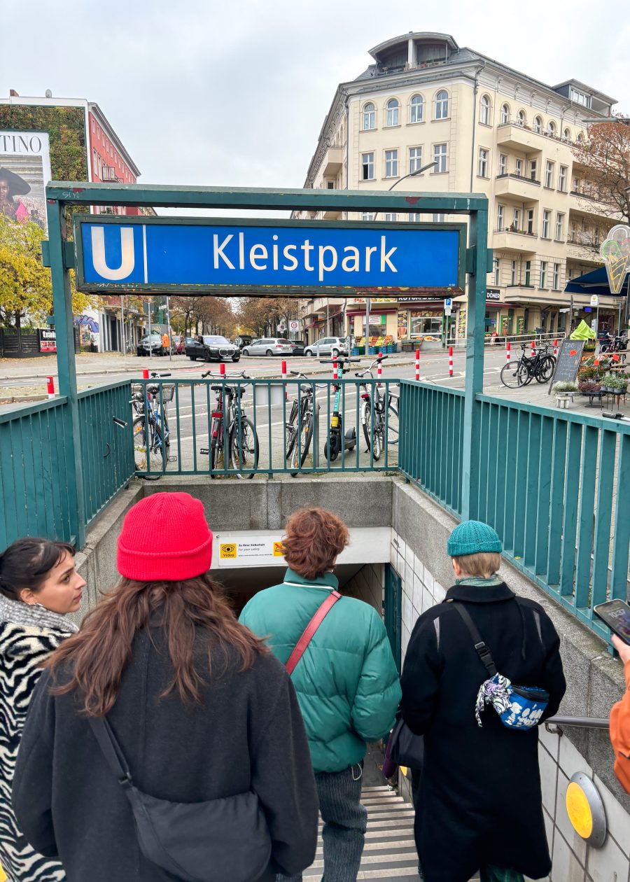 Studierende laufen in einen Berliner U-Bahn-Eingang