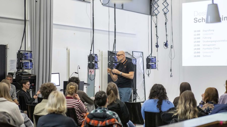 begruessung durch eine lehrperson