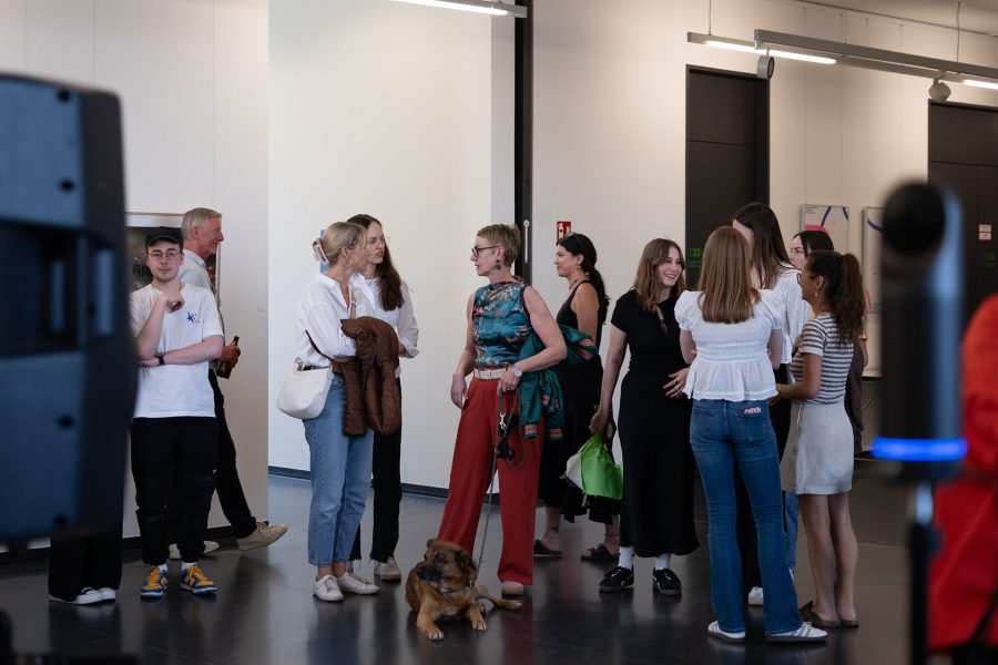 besucher der ausstellung