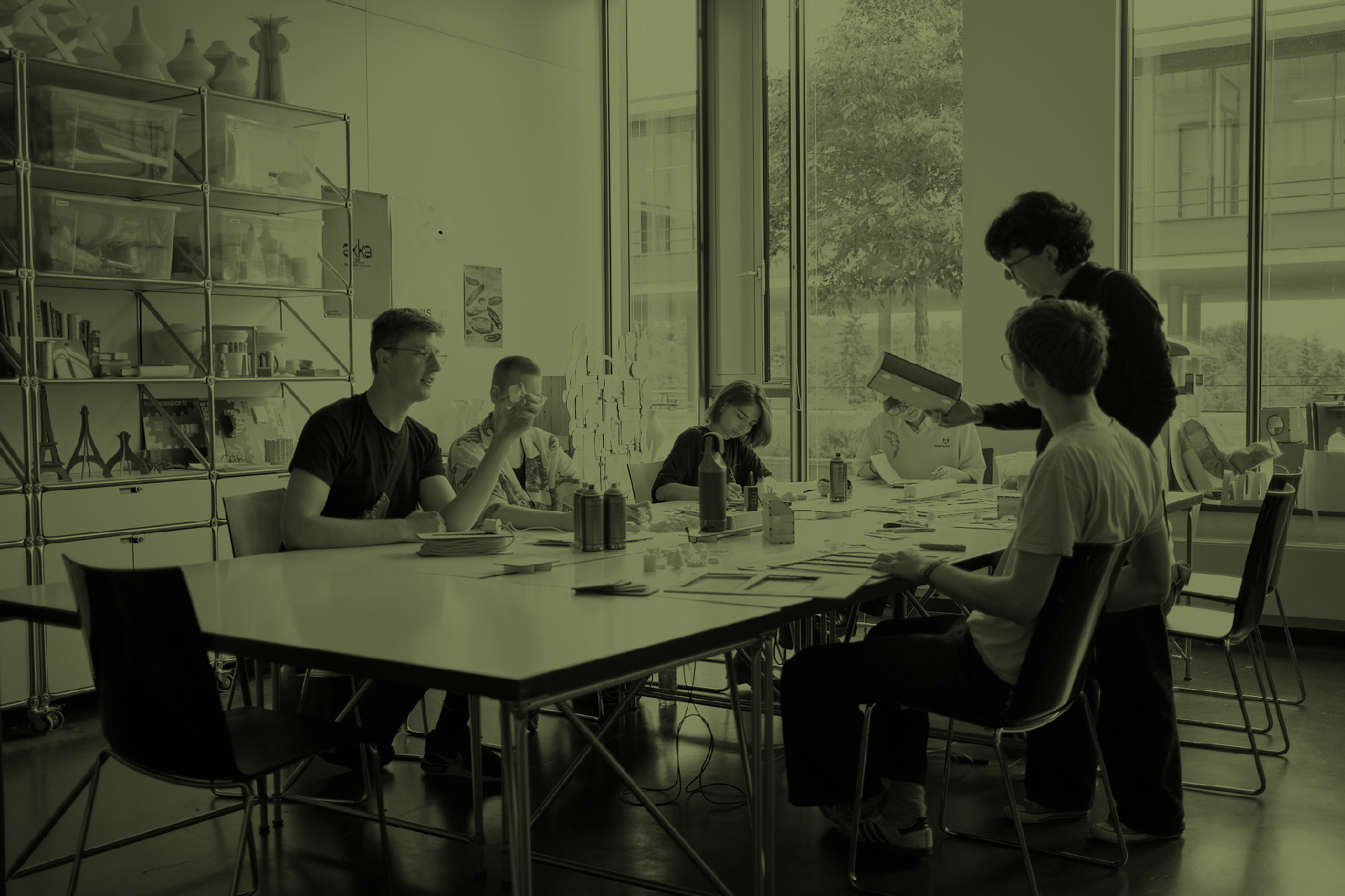 Studierende der Fakultät Gestaltung Würzburg arbeiten in der 3D-Werkstatt mit Prof. Judith Glaser
