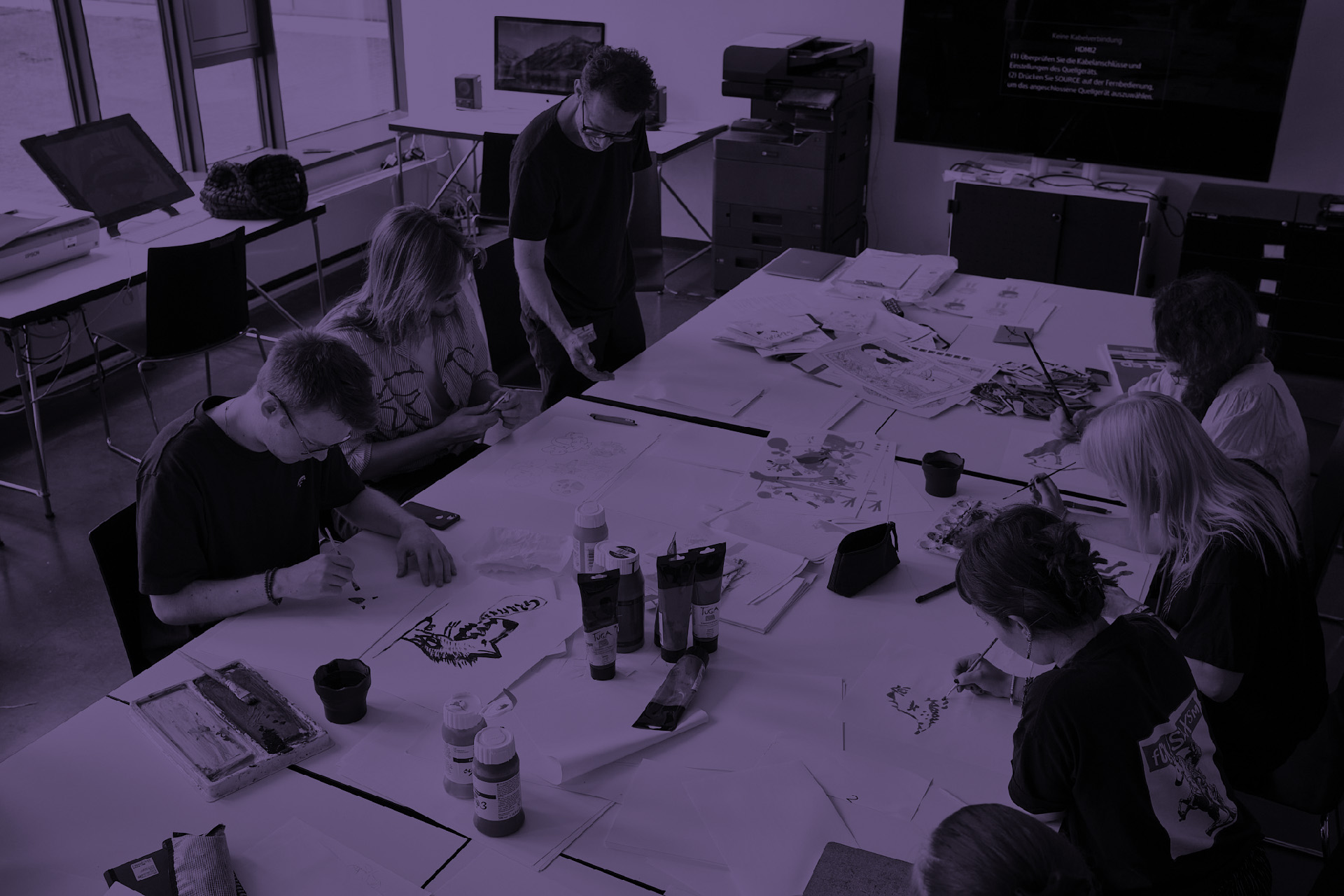 Studierende der Fakultät Gestaltung Würzburg arbeiten in der Illu-Werkstatt mit Prof. André Rösler